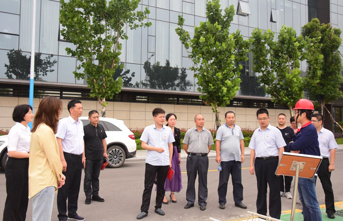 7月1日下午，阜阳市经济开发区财政局局长张文学，副局长朱艳、郭景诚带领财政金融党支部20余名党员干部，来到晶宫绿建集团装配式建筑产业基地开展送服务进企业党建活动。.jpg